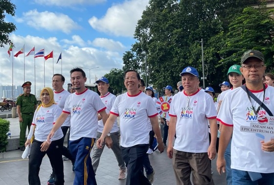 Nearly 1,000 runners partake in ASEAN Fun Walk 2023 in HCM City